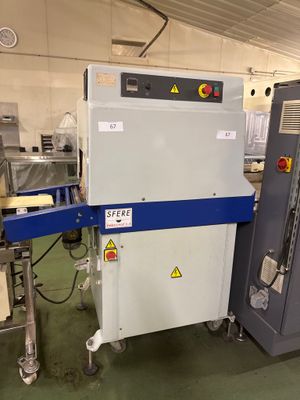 une machine placée au milieu d'une pièce