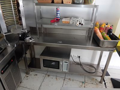 une petite cuisine équipée d'un micro-ondes et d'un plan de travail