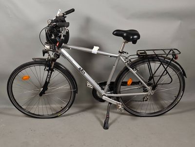 un vélo argenté avec un panier à l'arrière