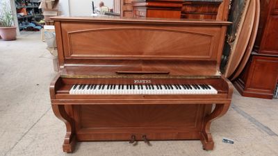 un piano posé au milieu d'une pièce