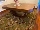 une table sur laquelle est posé un vase de fleurs