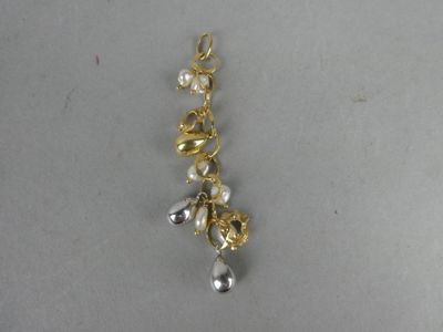 une photo en gros plan d'un collier en or et en argent