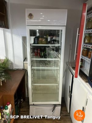 un réfrigérateur posé dans un coin de la cuisine