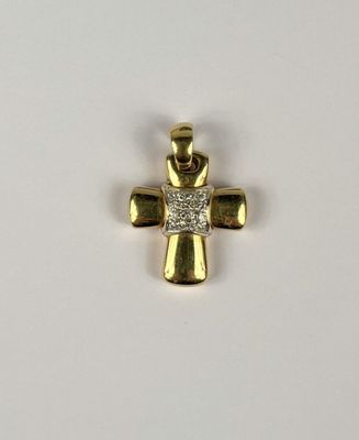 un pendentif en forme de croix en or jaune, orné d'un diamant serti au centre