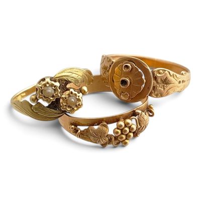 paire de bagues en or ornées de fleurs et de feuilles sur fond blanc