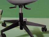 une image représentant une chaise de bureau équipée d'un repose-pieds