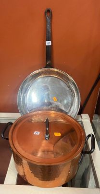 des casseroles et des poêles posées sur une cuisinière dans une cuisine