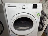 un lave-linge et un sèche-linge dans une petite pièce