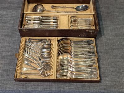 une boîte en bois contenant de l'argenterie sur une table