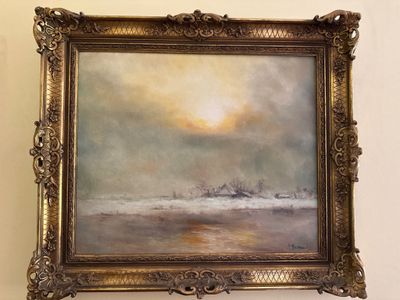 une peinture à l'huile représentant un bateau sur un plan d'eau, accrochée au mur