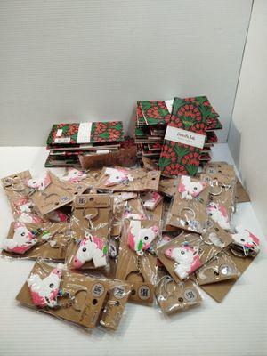 de nombreux sacs de décorations de Noël sur la table
