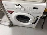 une machine à laver posée sur le sol
