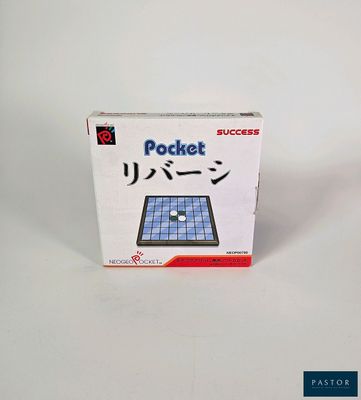 une boîte sur laquelle figure un jeu, posée sur une surface blanche