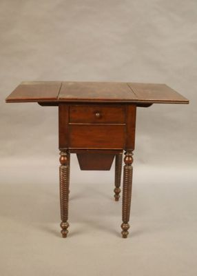 Chevet à volets, en acajou et placage d'acajou.