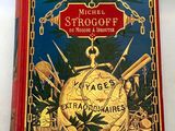 la couverture d'un livre sur laquelle figurent une horloge et d'autres objets