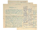 une feuille de papier avec des notes manuscrites et une feuille de papier avec du texte imprimé