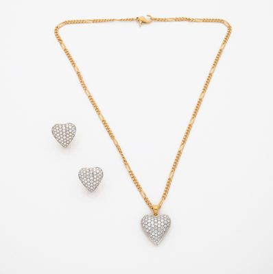 un ensemble composé d'un collier et de boucles d'oreilles en or, avec un pendentif en forme de cœur