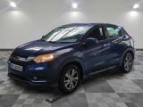 une Honda HRX bleue garée dans une pièce au sol à damier