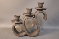 Marcel GIRAUD (1900-1994). Bougeoirs à trois lumières en cér…