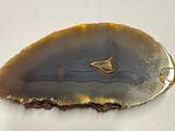 une photo d'un morceau d'agate posé sur une surface blanche