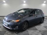 La Toyota Sienna est garée sur un sol en damier dans un garage