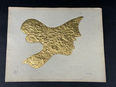 un oiseau imprimé en doré sur du papier blanc, sur fond noir