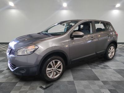 une photo d'une Nissan Murano grise garée dans un garage