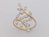 gros plan d'une bague en or et diamants sur fond blanc
