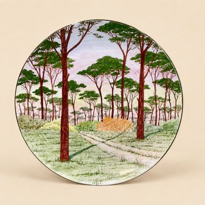 une assiette sur laquelle est représentée une scène de forêt