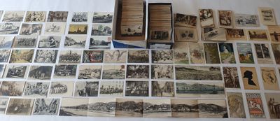 beaucoup de vieilles cartes postales sur la table