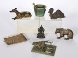 plusieurs figurines en bronze représentant des animaux, notamment un chien, un chat et un oiseau