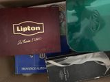 tout un tas de cartons qui sont rangés dans un carton