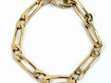 une image représentant un bracelet en or avec un maillon, sur fond blanc