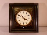 une horloge avec des chiffres romains sur le cadran