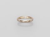 une bague en or surmontée d'un seul diamant