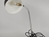 une photo d'une lampe en noir et blanc posée sur une table