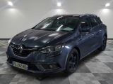 la voiture bleue est garée dans le garage sur un sol en damier