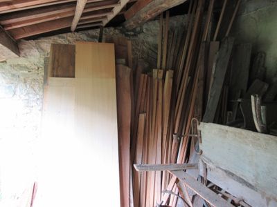 de nombreuses pièces de bois empilées sur le sol d'une pièce