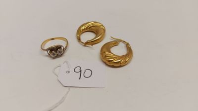 deux paires de boucles d'oreilles créoles en or et une paire de boucles d'oreilles