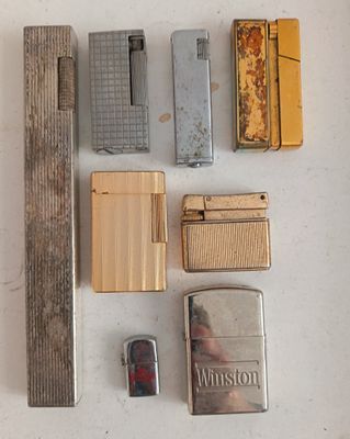 de nombreux types de briquets, disposés sur une table