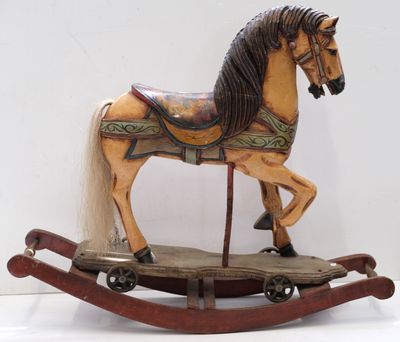 Cheval en bois à bascule. 70 X 80.