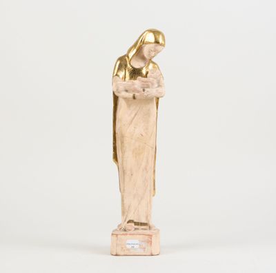 une statue en or représentant une femme tenant un bébé dans ses bras