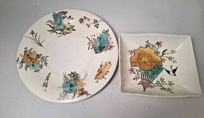 une assiette et une assiette décorée d'un motif