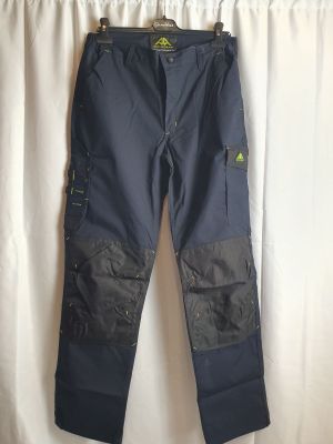 un pantalon de travail bleu accroché à un rideau blanc