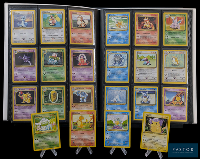 de nombreuses cartes Pokémon exposées sur une table