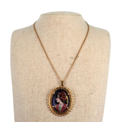 gros plan d'un collier sur un mannequin mannequin