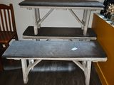 deux bancs et une table dans un coin de la pièce