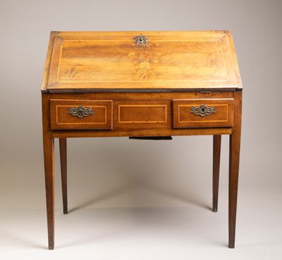 un bureau en bois avec deux tiroirs et un tiroir en dessous