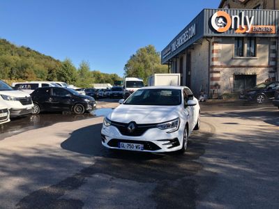 La voiture blanche est garée devant un immeuble devant lequel sont garées d'autres voitures.