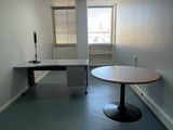 une pièce dans laquelle se trouvent une table et un banc